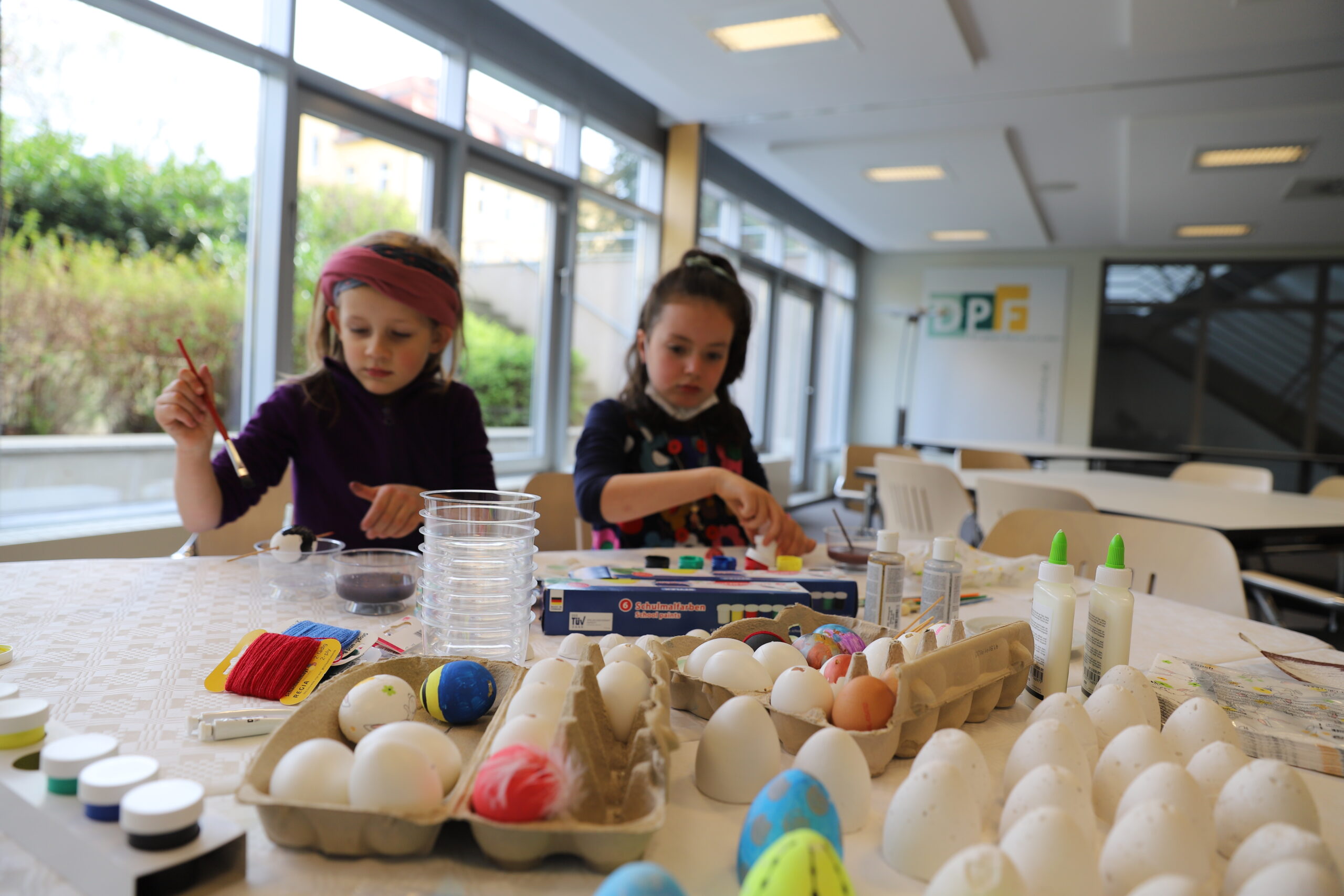 Osterbasteln und Eier anmalen – 8. April 2025